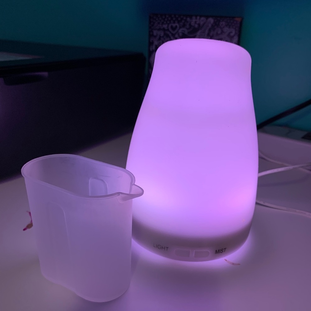 oil diffuser with measuring cup